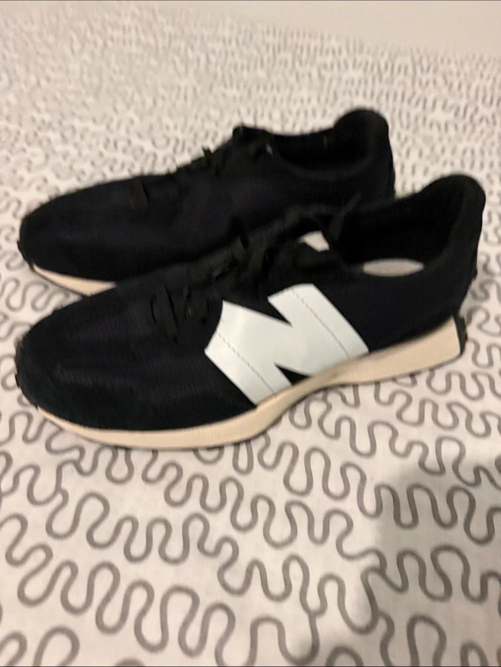 New Balance 327 sneaker Black with White